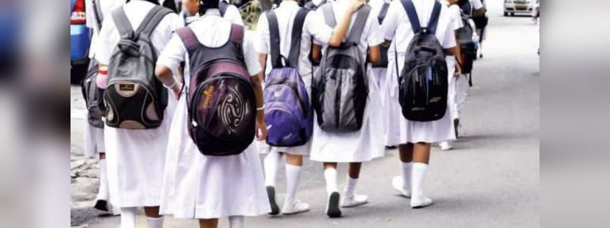 වසා දැමුණු මහනුවර පාසල් 24 ක් සඳුදා විවෘත කෙරේ..