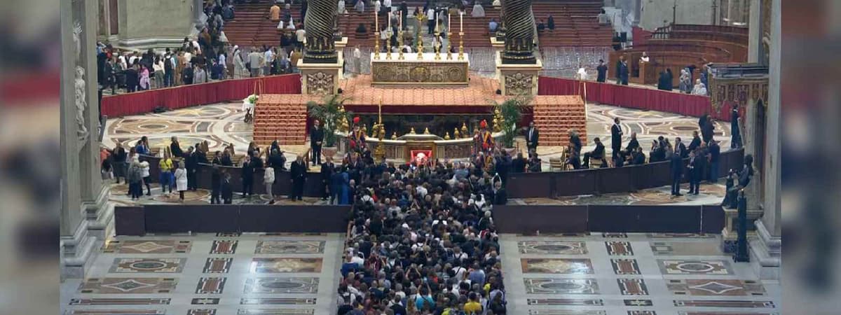 ශුද්ධෝත්තම පියතුමන්ගේ දේහය මහජන ගෞරවයට,දහස් ගණනක් වූ ජනතාව ශාන්ත පීතර බැසිලිකාවට ඇදී එයි...