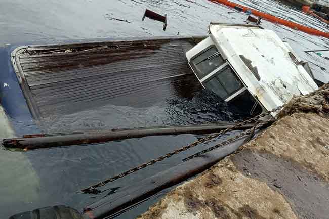 ගාල්ල වරායේ යාත්‍රාවක් ගිලෙයි