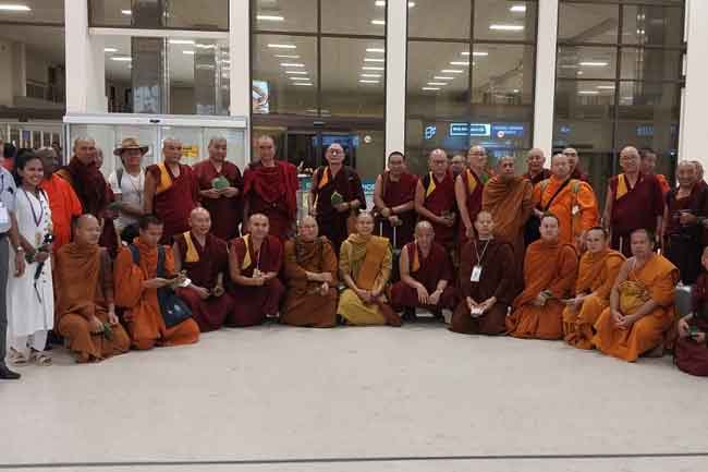 විදෙස් භික්ෂූන් රැසක් දිවයිනට වැඩම කරති