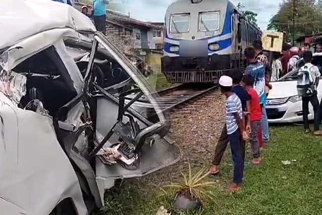 මෝටර් රථයක් දුම්රියක ගැටෙයි