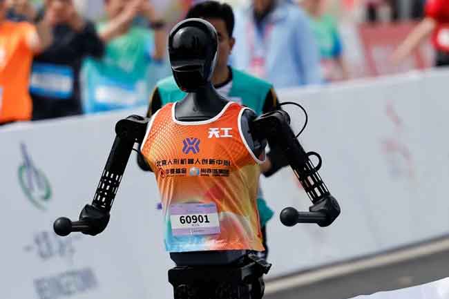 ලොව පළමු මානවරූපී රොබෝවරුන්ගේ මැරතන් තරගය