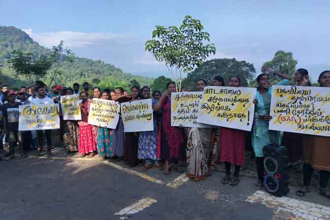 විදුහල්පති මාරු කරන ලෙස ඉල්ලා ආදි සිසුන් සහ දෙමාපියන්ගෙන් විරෝධතාවක්