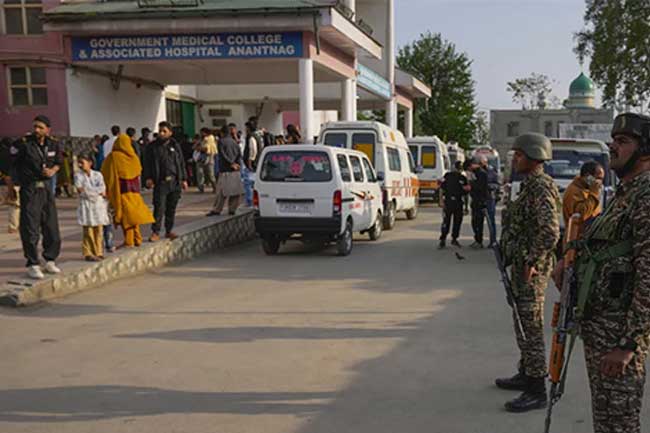 දකුණු කාශ්මීරයේ වෙඩි තැබීමකින් 26ක් මරුට