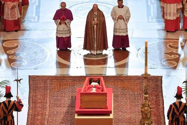 පාප් වහන්සේගේ දේහය ශාන්ත පීතර බැසිලිකාවට