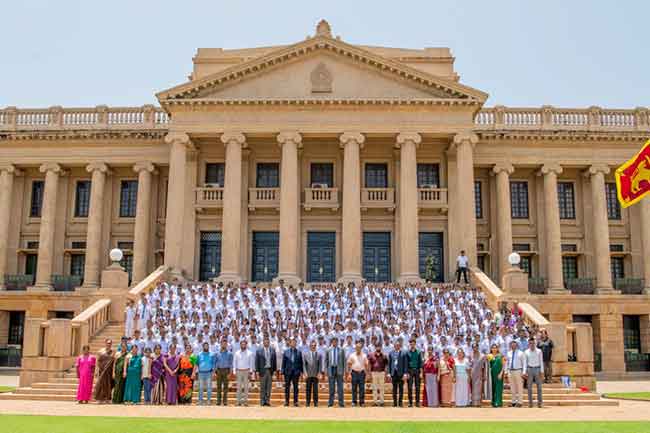 පාසල් තුනක සිසු සිසුවියන් ජනාධිපති මන්දිරය නරඹති