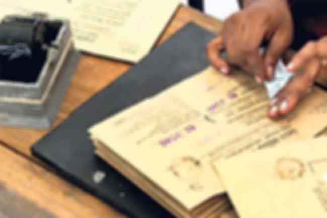 ඡන්ද කාඩ් එක්ක අත්අඩංගුවට ගත් සර්වජන අපේක්ෂිකාවගේ ඇත්ත නැත්ත