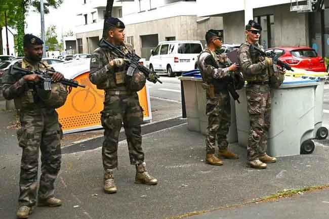 ප්‍රංශයේ පාසලක පිහි ඇනුමක්