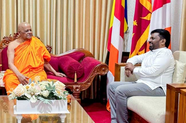 ජනපති මල්වතු - අස්ගිරි මහා නාහිමිවරුන් බැහැ දකී