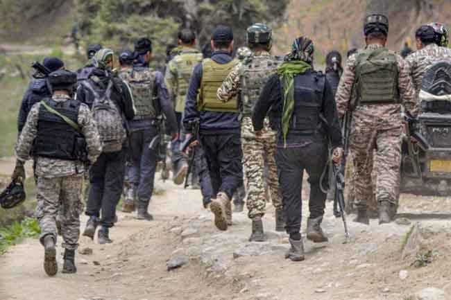 ඉන්දීය වෙඩිතැබීමකින් ත්‍රස්ත අණදෙන නිලධාරියෙකු මරුට