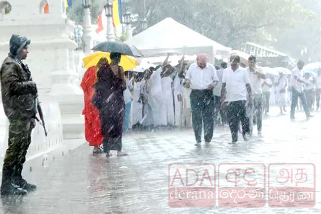 මහ වැසි මැද සිරි දළදා වන්දනාවට එක්වෙන සැදැහැවතුන්