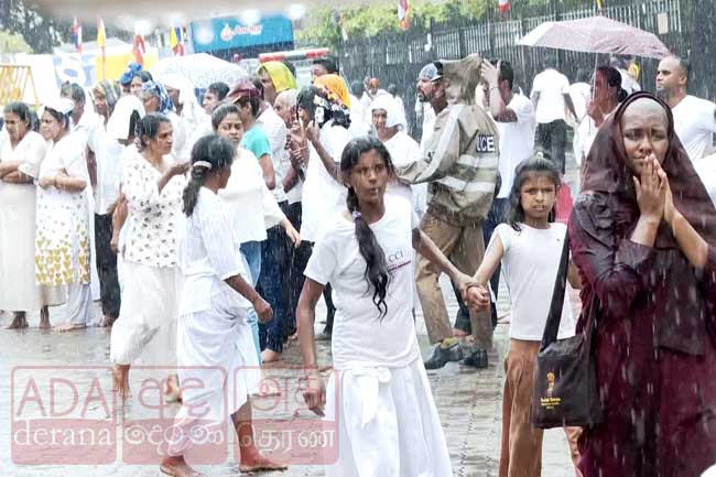 මහනුවරට මහ වැසි...