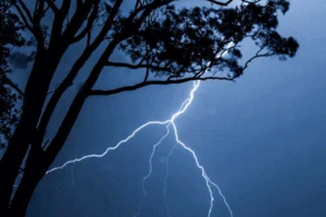 අකුණු සැර වැදී පුද්ගලයෙකු මරුට - තවත් අයෙකුට තුවාල