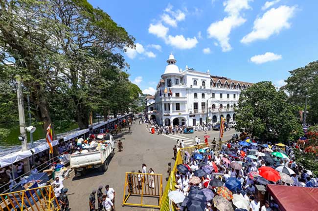 සිරි දළදා වන්දනාව 9වන දිනය ඇරඹෙයි