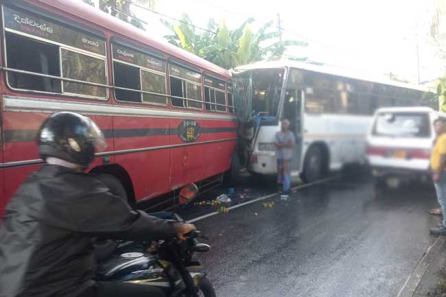 බිහිසුණු බස් අනතුරක් ක් රෝහලට