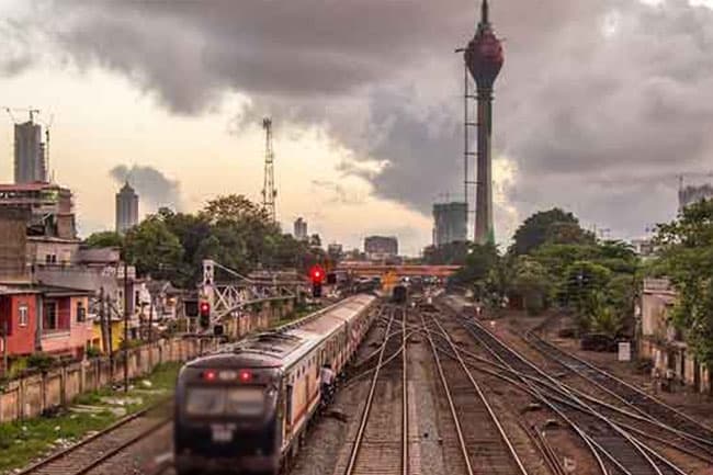 කොටුව සහ මරදාන දුම්රිය ස්ථාන අතර දුම්රියක් පීලි පනියි